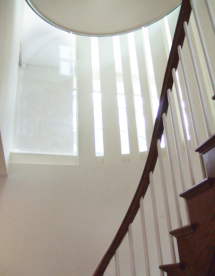 repetition of vertical openings to maximize the daylight of the staircase 