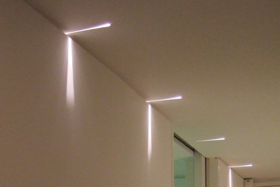 lights at the edge of the ceiling expand the sense of space