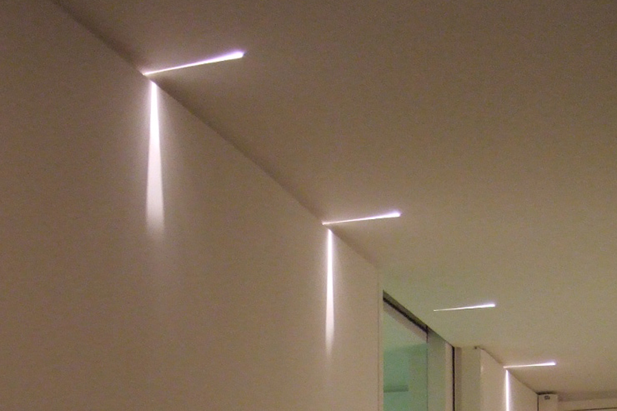 Lights at the edge of the ceiling expand the sense of space