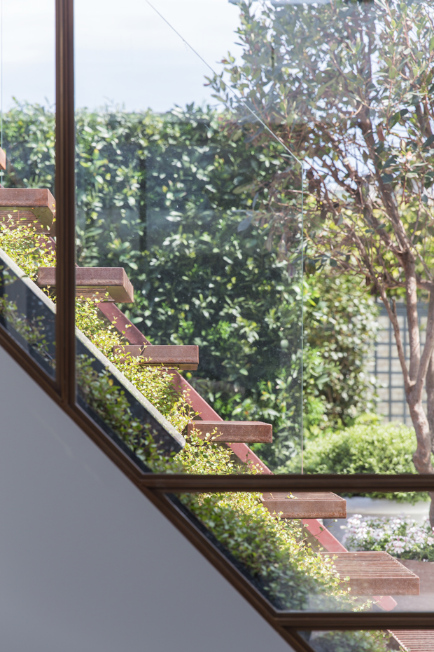 Cantilevered stair on green roof detail