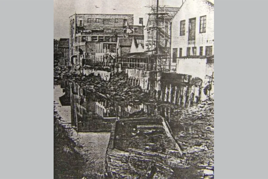 1970 view of the Kensington Canal just behind Lots Road