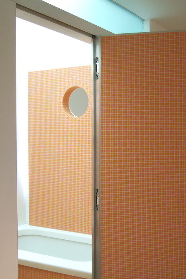 Round opening in the partition wall of the bathroom