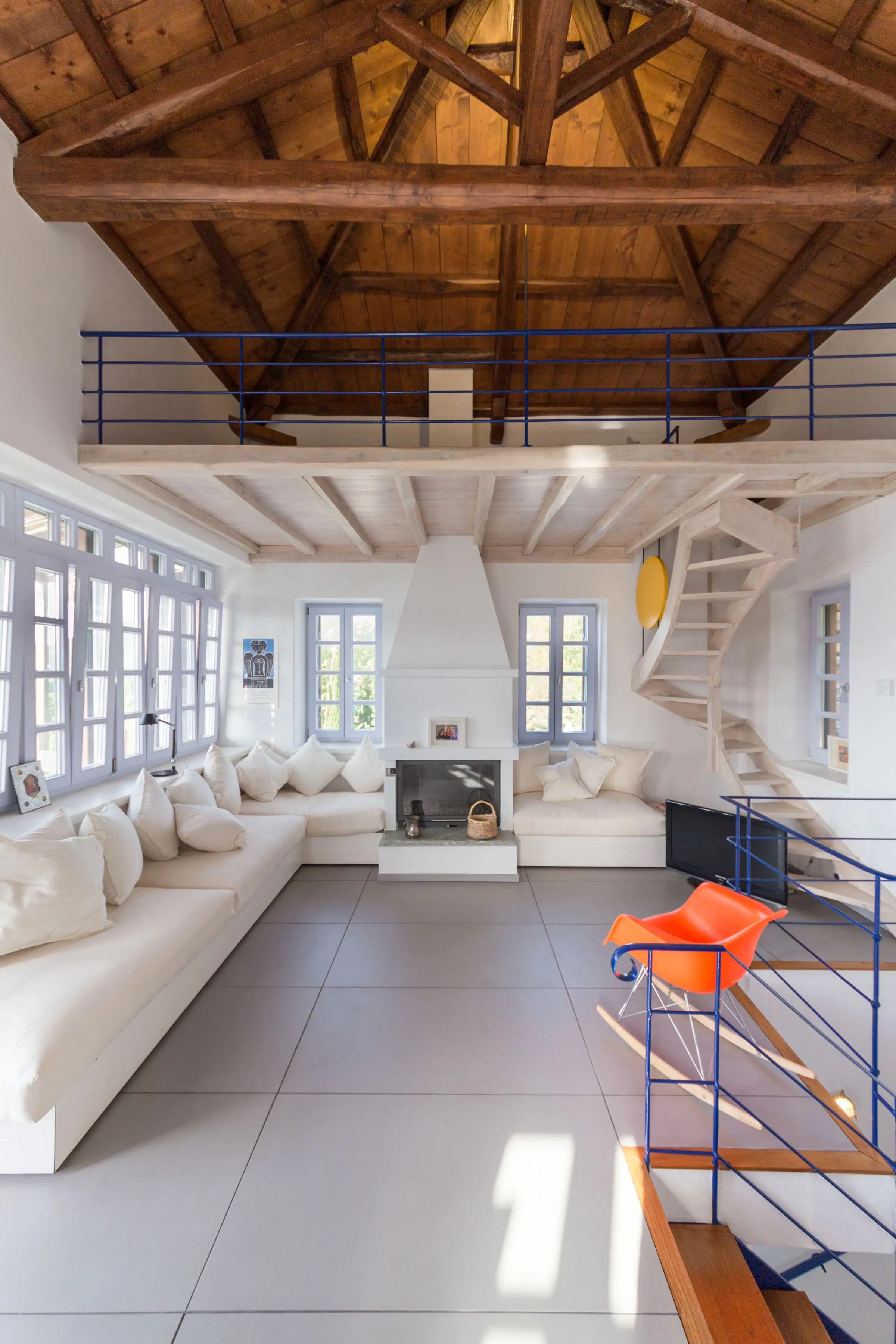House 2 Living Room with patari